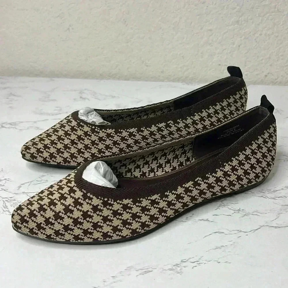 NWT JOURNEE COLLECTION-  KARISE SLIP ON DRESSY POINTED TOE FLATS Size 6 - Picture 2 of 11